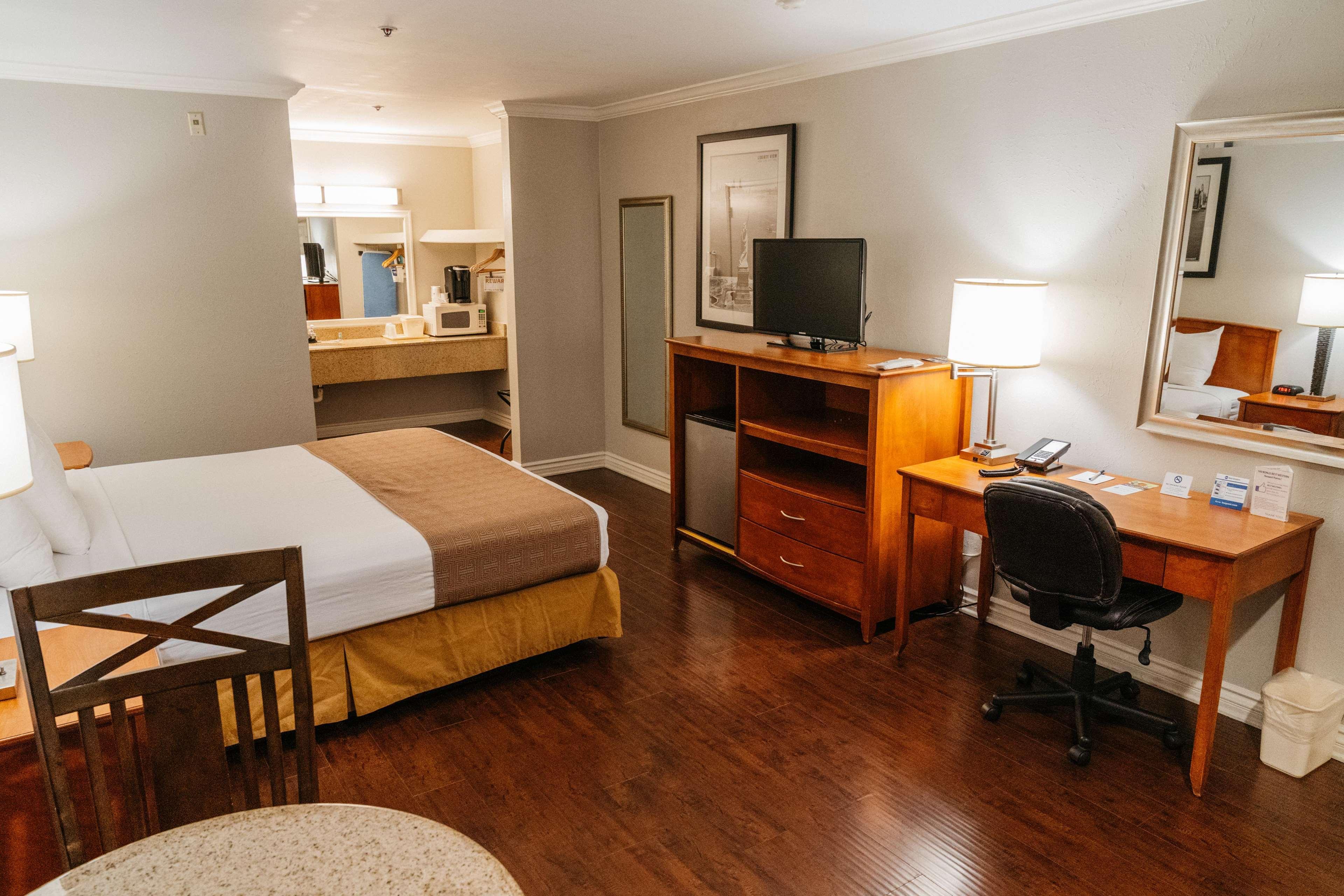 Best Western Palm Garden Inn Уестминстър Екстериор снимка